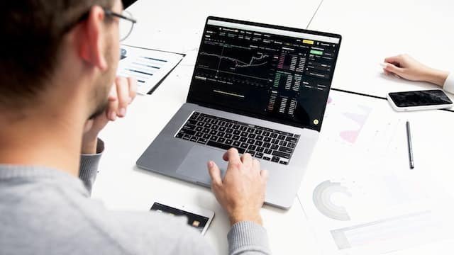 Aquí aprenderás cómo funciona la Bolsa de Valores de manera sencilla.