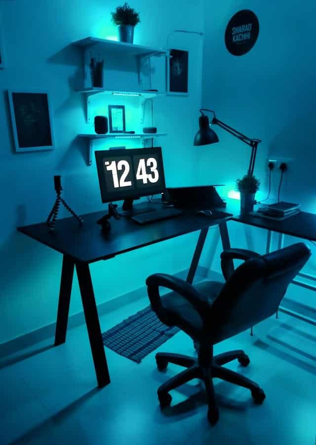 Optimizar tu espacio de trabajo en casa elevando la pantalla de la computadora