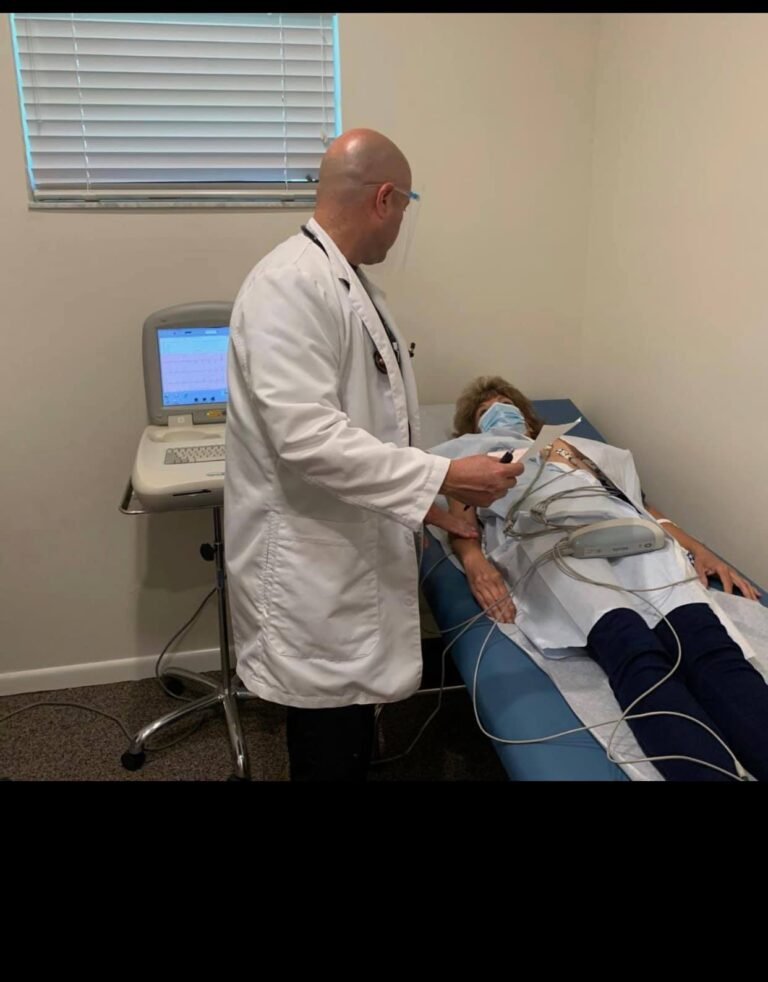 dr juan carmona con un paciente 768x982