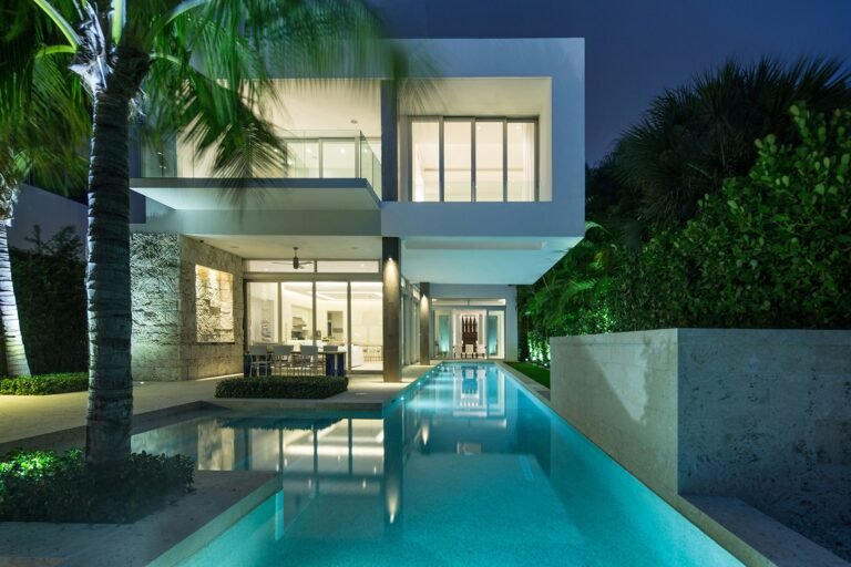 preciosa casa con piscina minimalista en Miami 768x512